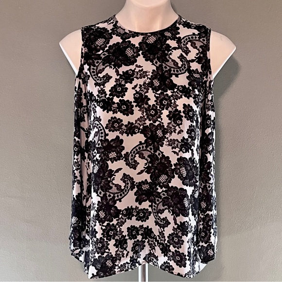 Women’s Vince Camuto cut out shoulder long sleeve B/W floral pattern top - Picture 2 of 10